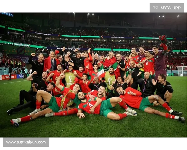 摩洛哥国王亲临训练场支持国家队激励士气备战世界杯